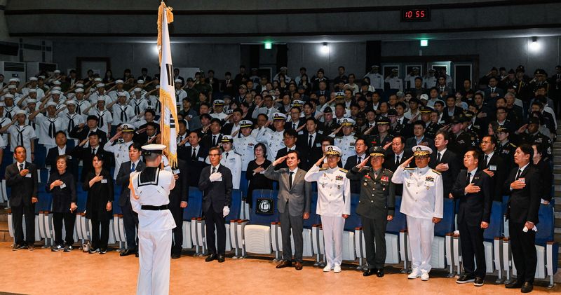 29일 경기 평택 2함대사령부에서 열린 '제2연평해전 승전 24주년 기념행사'에서 안규백 국방부 장관, 김경률 해군참모총장, 참전용사 고(故) 서후원 중사의 부친인 서영석 유가족회장 등 전사자 유가족, 국회의원 등 참석자들이 국기에 대한 경례를 하고 있다. 공동취재