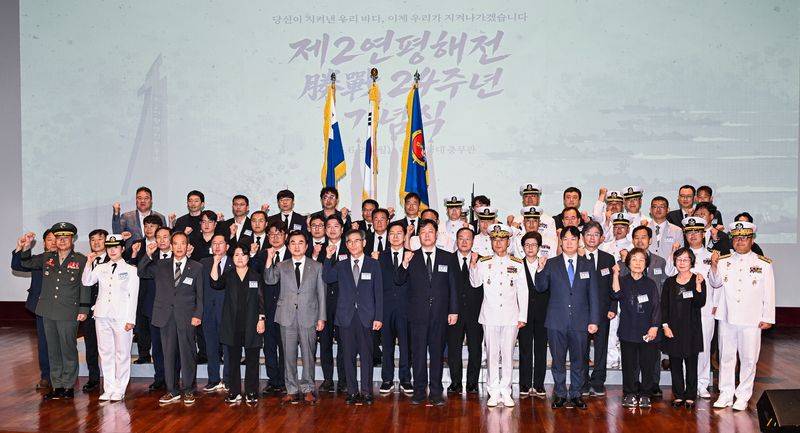 29일 경기 평택 2함대사령부에서 열린 '제2연평해전 승전 24주년 기념행사'에서 안규백 국방부 장관, 김경률 해군참모총장, 참전용사 고(故) 서후원 중사의 부친인 서영석 유가족회장 등 전사자 유가족, 국회의원 등 참석자들이 기념촬영을 하고 있다. 공동취재