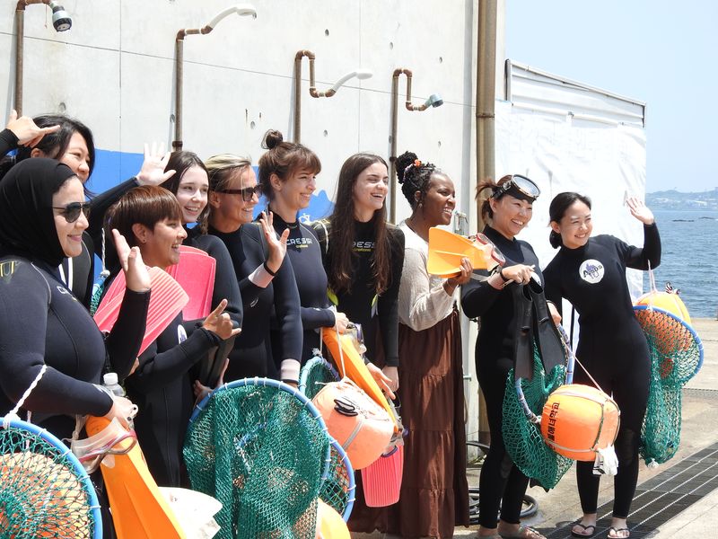 제주시 한림읍 한수풀 해녀학교에서 외국인들이 해녀 물질 체험 전 기념사진을 촬영하고 있다. 2026년 6월 기준 제주지역 등록외국인은 2만8476명으로 내·외국인을 합친 전체 인구 69만1268명의 약 4.1%를 차지한다. /사진=뉴시스