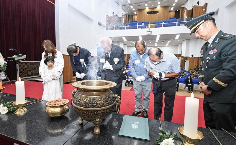 29일 대전 유성구 국립대전현충원에서 열린 '6·25 전사자 발굴유해 합동안장식'에서 고 하창규 일병의 유가족들이 호국영령의 영면을 기원하며 묵념하고 있다. 육군 제공