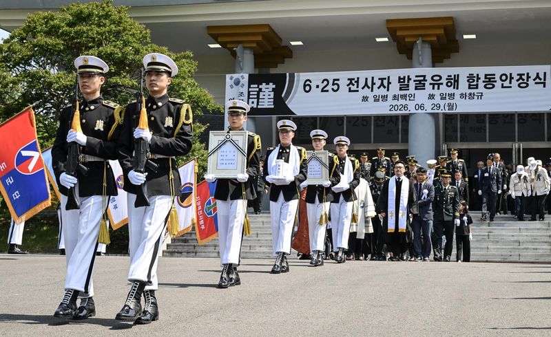 29일 대전 유성구 국립대전현충원에서 열린 '6·25 전사자 발굴유해 합동안장식'에서 국군유해발굴단 장병들이 호국영령의 영현을 봉송하고 있다. 육군 제공