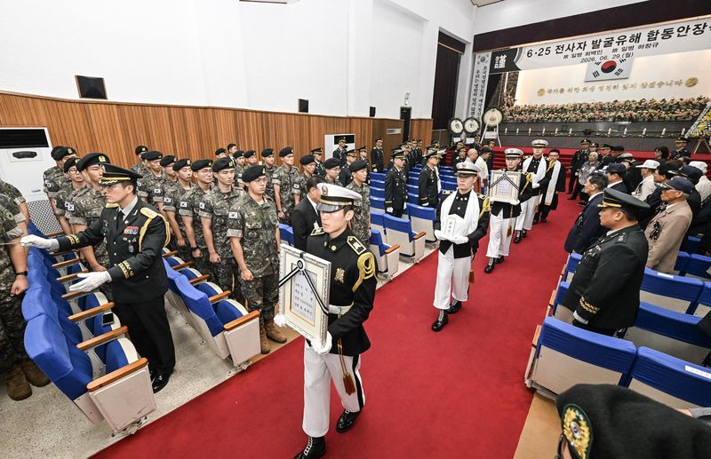 29일 대전 유성구 국립대전현충원에서 열린 '6·25 전사자 발굴유해 합동안장식'에서 국군유해발굴단 장병들이 호국영령의 영현을 봉송하고 있다. 육군 제공