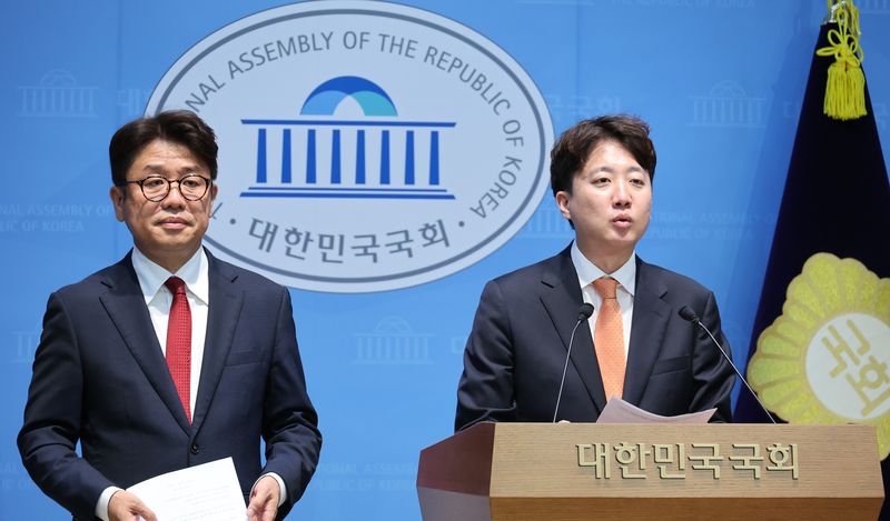이준석 개혁신당 대표와 유의동 국민의힘 의원이 29일 서울 여의도 국회 소통관에서 정부의 대규모 호남 반도체 투자 계획과 관련해 기자회견을 하고 있다. 뉴스1