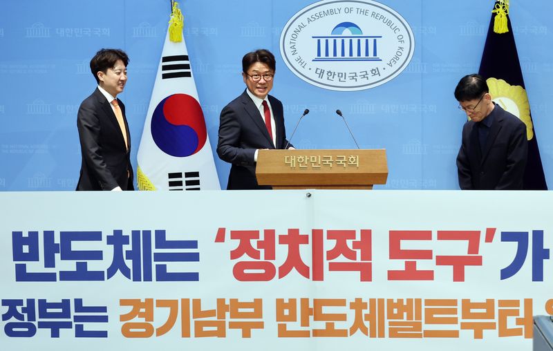 유의동(가운데) 국민의힘 의원과 이준석(왼쪽) 개혁신당 대표가 29일 여의도 국회 소통관에서 호남 반도체 클러스터 관련 기자회견을 위해 입장하고 있다. 뉴시스