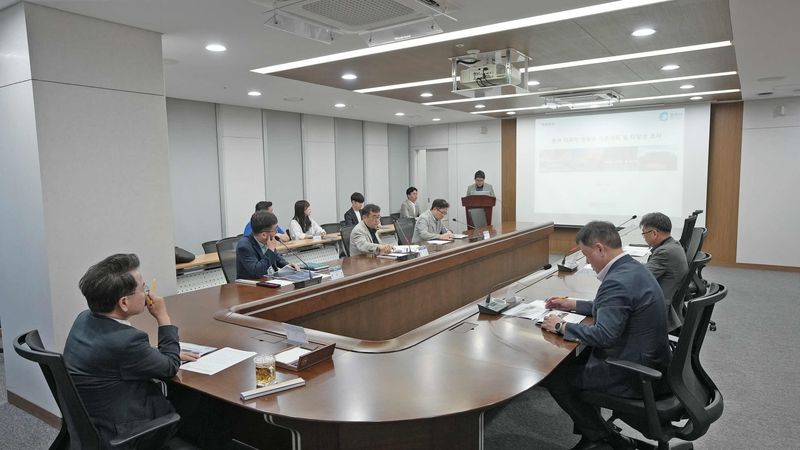춘천시 다목적체육관 용역결과 보고회가 29일 시청 중회의실에서 육동한 시장 등이 참석한 가운데 열렸다. 춘천시 제공