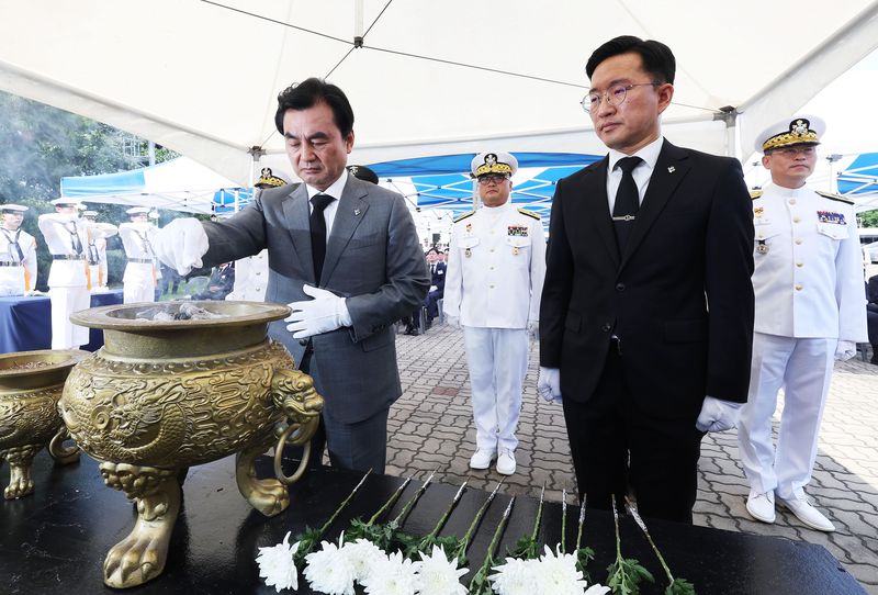 규백 국방부 장관이 29일 경기 평택시 포승읍 해군 제2함대 사령부에서 열린 '제2연평해전 승전 24주년 기념식'에서 분향하고 있다. 공동취재