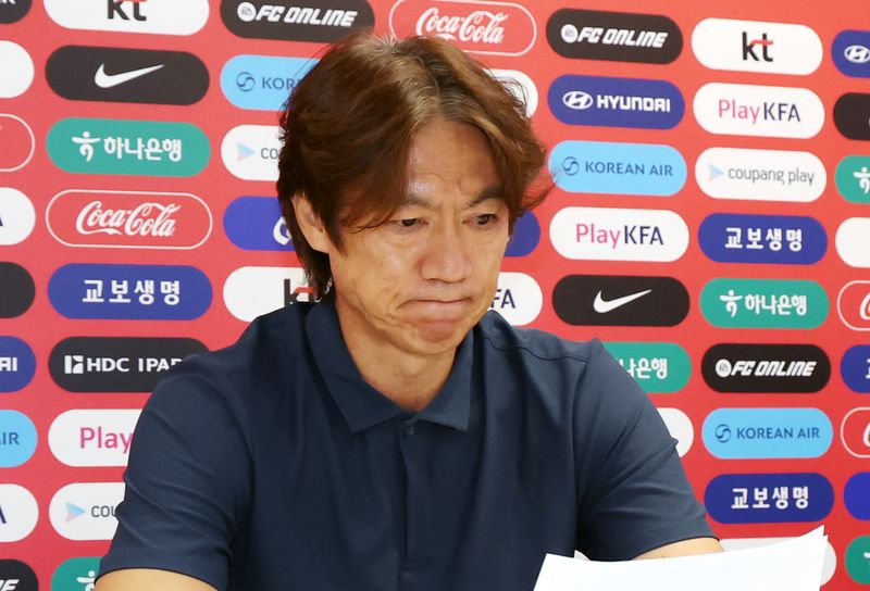 한국 축구 국가대표팀 홍명보 감독이 28일(현지시간) 멕시코 과달라하라 인근 사포판 치바스 바예 베르데 훈련장에 마련된 베이스캠프에서 열린 월드컵 결산 기자회견에서 부진에 대한 책임을 지고 감독직에서 물러나겠다는 뜻을 밝히고 있다. 뉴스1