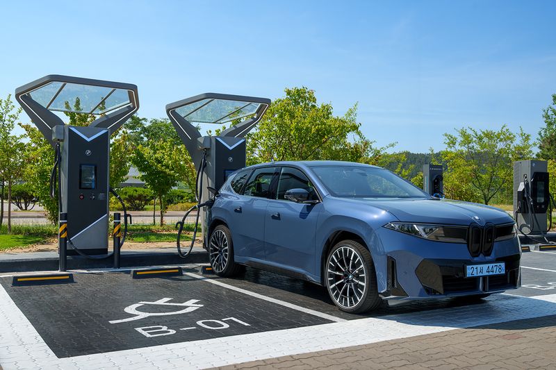 BMW 그룹 코리아가 국내 최초로 설치한 공용 '400kW 초급속 충전기'. BMW 그룹 코리아 제공.