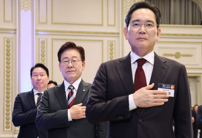 이재명 대통령과 이재용 삼성전자 회장, 최태원 SK 회장 등 참석자들이 29일 청와대 영빈관에서 열린 '대한민국 대도약 3대 메가프로젝트 국민보고회'에서 국민의례를 하고 있다. 뉴시스