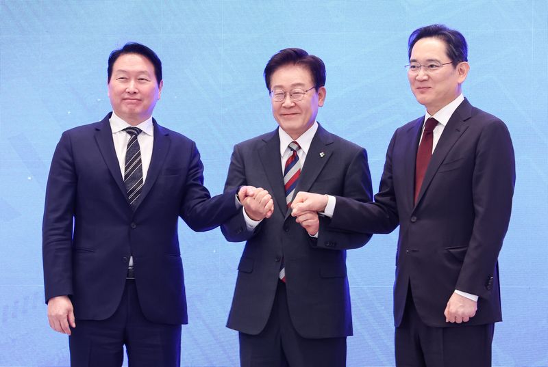 광주경영자총협회가 29일 삼성전자와 SK하이닉스가 호남지역에 수백조원 규모의 첨단 반도체 전공정(팹·Fab) 생산시설을 아우르는 '반도체 종합 클러스터' 투자를 추진하기로 결정한 것에 대해 "지역 경영계를 대표해 진심으로 환영하며 전폭적인 지지와 감사의 뜻을 표한다"라고 밝혔다. 사진은 이재명 대통령(가운데)과 이재용 삼성전자 회장(오른쪽), 최태원 SK그룹 회장(왼쪽)이 29일 청와대 영빈관에서 열린 대한민국 대도약 3대 메가프로젝트 국민보고회에서 손을 맞잡고 있는 모습. 뉴스1 제공