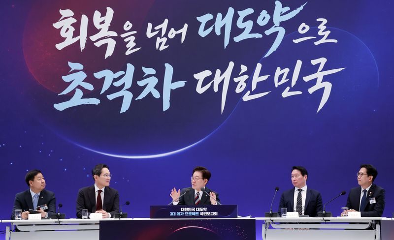 이재명 대통령이 29일 청와대에서 열린 3대 메가프로젝트 국민보고회에서 발언하고 있다. 구윤철 부총리 겸 재정경제부 장관, 이재용 삼성전자 회장, 이 대통령, 최태원 SK그룹 회장, 배경훈 부총리 겸 과학기술정보통신부 장관(왼쪽부터). 연합뉴스