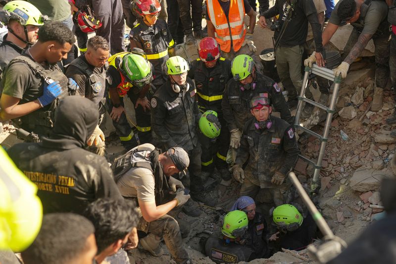 [라과이라=AP/뉴시스] 28일(현지 시간) 베네수엘라 라과이라에서 미국 소방관들이 지진으로 무너진 건물 잔해 속에 갇힌 생존자를 구조하고 있다. 2026.06.29.