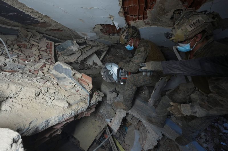 [라과이라=AP/뉴시스] 28일(현지 시간) 베네수엘라 라과이라에서 구조대원들이 지진으로 무너진 건물 잔해 속에서 실종자를 수색하고 있다. 2026.06.29.