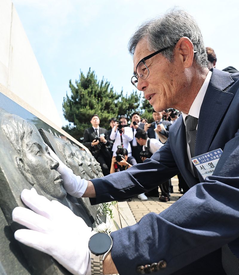 29일 경기 평택 2함대사령부에서 열린 '제2연평해전 승전 24주년 기념행사'에서 고 서후원 중사의 부친이 전사자들의 조각상을 어루만지고 있다. 공동취재