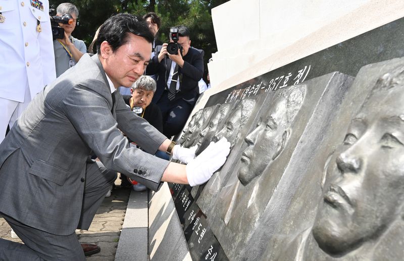 안규백 국방부 장관이 29일 경기 평택시 포승읍 해군 제2함대 사령부에서 열린 '제2연평해전 승전 24주년 기념식'에서 해전 영웅들의 얼굴 부조상을 어루만지고 있다. 공동취재