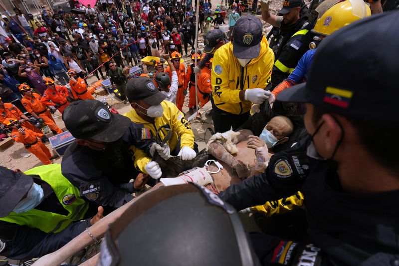 [라과이라=AP/뉴시스] 28일(현지 시간) 베네수엘라 라과이라에서 구조대가 지진 피해 건물 잔해 속에서 구조한 생존자를 옮기고 있다. 2026.06.29.