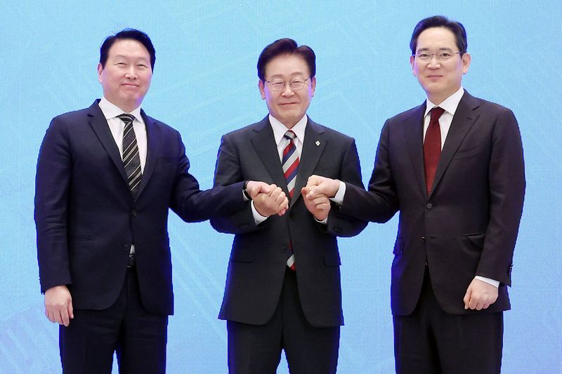 이재명 대통령과 이재용(오른쪽) 삼성전자 회장, 최태원 SK 회장이 6월 29일 청와대 영빈관에서 열린 ‘대한민국 대도약 3대 메가프로젝트 국민보고회'에서 기념촬영을 하고 있다. 뉴시스