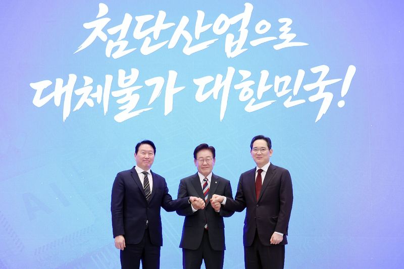 이재명 대통령과 이재용(오른쪽) 삼성전자 회장, 최태원 SK 회장이 29일 청와대 영빈관에서 열린 ‘대한민국 대도약 3대 메가프로젝트 국민보고회'에서 기념촬영을 하고 있다. 뉴시스