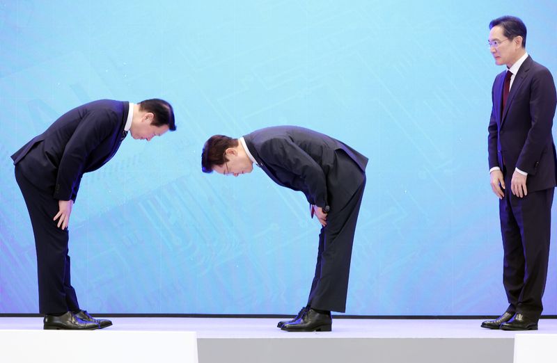 이재명 대통령과 최태원 SK 회장이 29일 청와대 영빈관에서 열린 ‘대한민국 대도약 3대 메가프로젝트 국민보고회’에서 인사하고 있다. 뉴시스