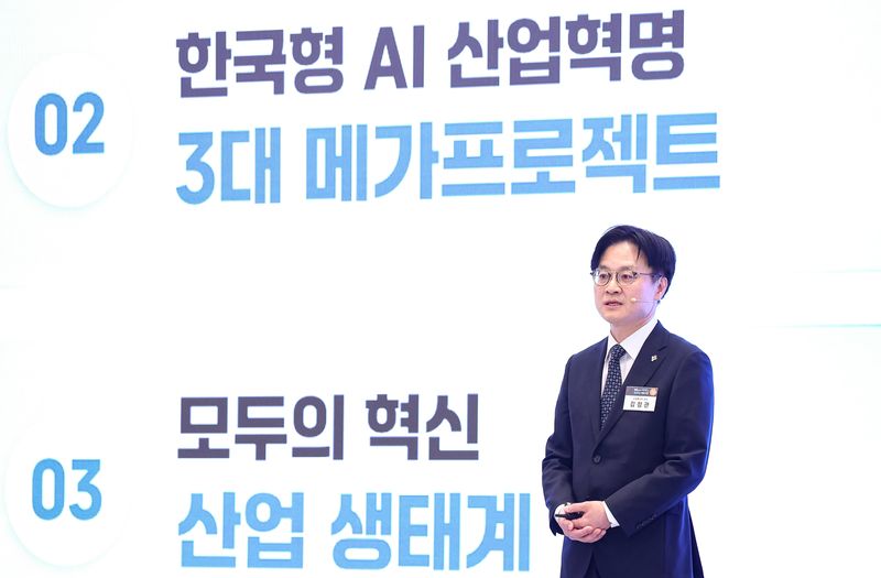 [서울=뉴시스] 조성봉 기자 = 김정관 산업통상부 장관이 29일 청와대 영빈관에서 열린 ‘대한민국 대도약 3대 메가프로젝트 국민보고회’에서 정책 발표를 하고 있다. 2026.06.29. suncho21@newsis.com