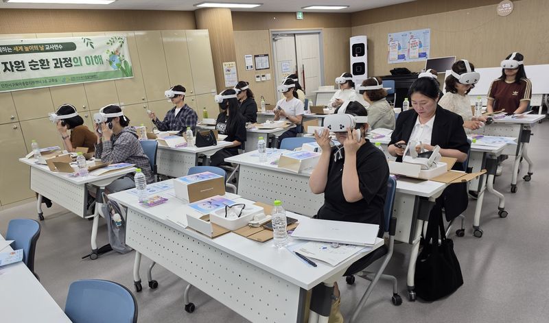 인천환경공단이 지난달 27일 인천 서구 육아종합지원센터에서 어린이집 교사를 대상으로 가상현실(VR)을 활용한 환경교육을 실시하고 있다. 인천환경공단 제공