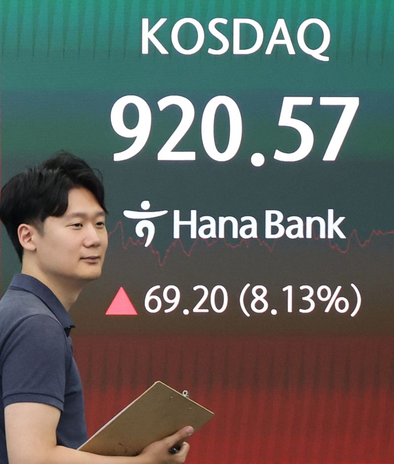 29일 코스닥 지수는 전 거래일보다 69.20p(8.13%) 급등한 920.57, 코스피는 16.56p(0.20%) 하락한 8394.65에 각각 거래를 마쳤다. 이날 서울 중구 하나은행 딜링룸 현황판에 코스닥 종가가 표시돼 있다. 연합뉴스
