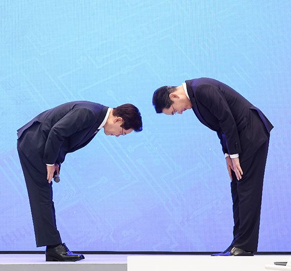 기업 총수들에게 90도 인사하는 李대통령 이재명 대통령이 29일 청와대에서 열린 '대한민국 대도약 3대 메가프로젝트 국민보고회'에서 대규모 투자계획을 밝힌 이재용 삼성전자 회장에게 90도로 허리를 숙여 인사하고 있다. 이 대통령은 "두 분을 국가영웅 또는 국민영웅이라고 불러드리고 싶다"고 말했다. 연합뉴스
