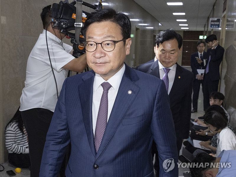 민주당과 원 구성 협상 결렬 이후 이동하는 정점식 원내대표 (출처=연합뉴스)