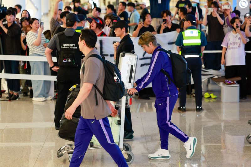 2026 북중미 월드컵 일정을 마치고 돌아온 축구대표팀 이강인이 30일 새벽 인천국제공항 2터미널을 통해 귀국하고 있다.뉴스1