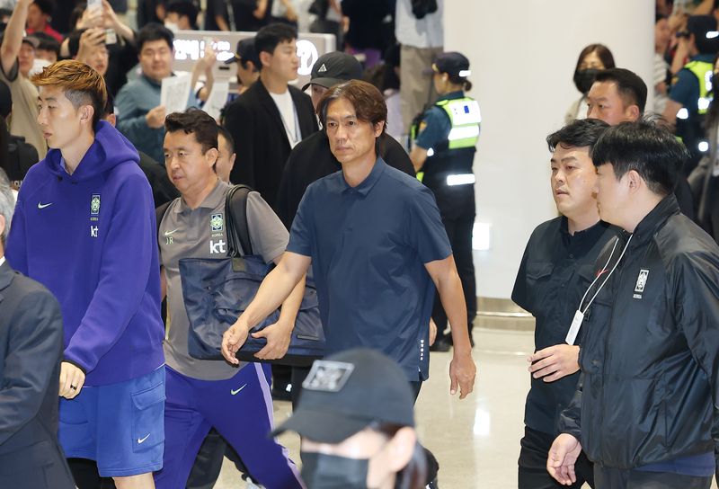 손흥민 불화설&middot;청문회 폭풍 앞두고… '사퇴' 홍명보, 돌연 미국행 갑자기 왜?