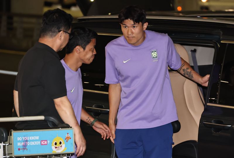 2026 북중미 월드컵을 마친 한국 바카라사이트대표팀의 황희찬과 김민재가 30일 인천국제공항 제2여객터미널을 통해 귀국하고 있다.연합뉴스