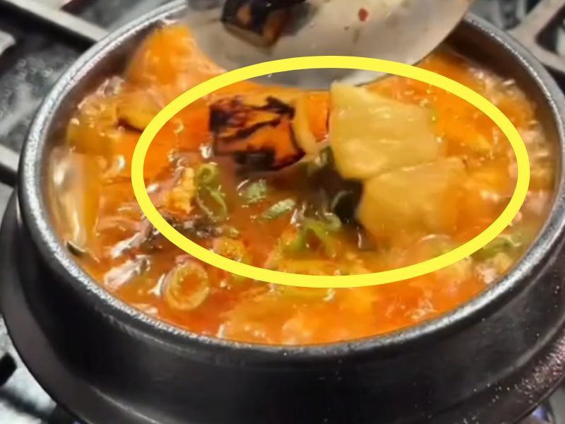 파인애플이 들어간 김치찌개. /사진=인스타그램(nataaliajoy) 캡처