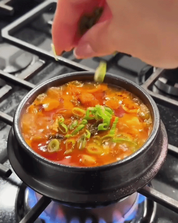 멕시코의 한 요리 인플루언서가 끓고 있는 김치찌개에 구운 파인애플을 넣고 있다. /사진=인스타그램(nataaliajoy) 캡처
