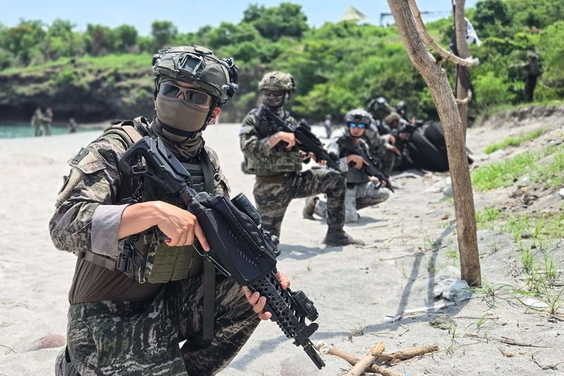 해병대는 지난 14일부터 오는 7월 1일까지 필리핀 루손섬 일대에서 열리는 '2026 카만닥 훈련'에 참가한다고 30일 밝혔다. 사진은 20일 한국·필리핀 해병대 장병들이 상륙기습훈련을 실시하고 있다. 해병대사령부 제공