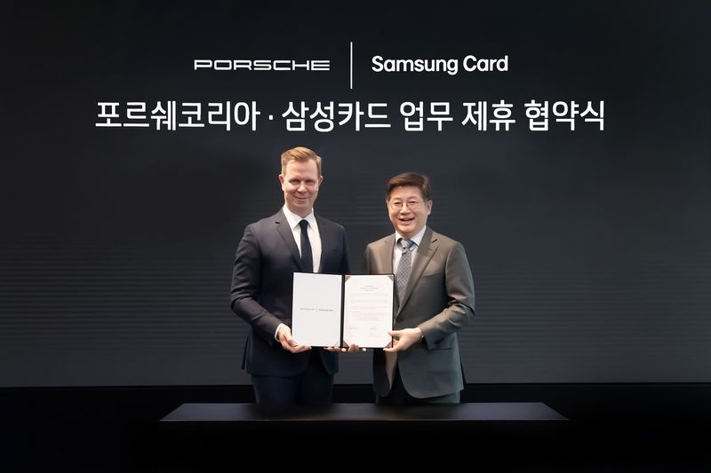 포르쉐 스튜디오 청담에서 진행된 이날 협약식에는 삼성카드 김이태 사장(오른쪽)과 포르쉐코리아 마티아스 부세(Mathias Busse) 대표(왼쪽) 등 양사 주요 관계자가 참석했다. /사진=파이낸셜뉴스