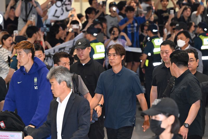 홍명보 전 한국 축구 대표팀 30일 오전 인천국제공항 제2터미널을 통해 귀국하고 있다. 홍 감독이 이끈 축구 대표팀은 2026 북중미 월드컵에서 32강 진출 실패라는 불명예를 안고 귀국했다. 공동취재. 사진=뉴시스
