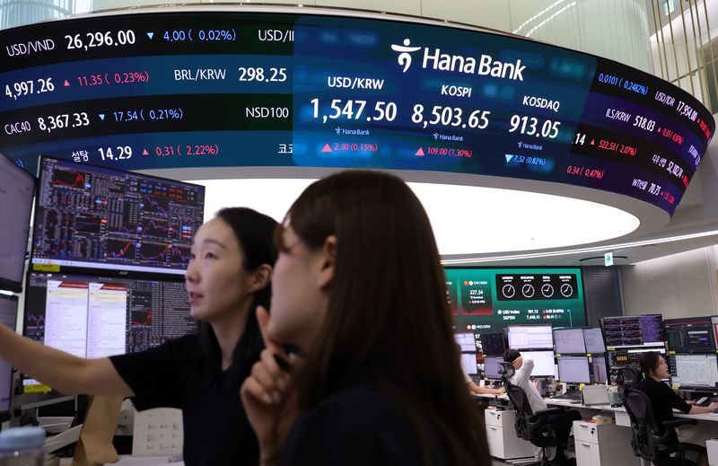 30일 재정경제부가 발표한 5월 국세수입 동향에 따르면 올들어 5월까지 증권거래세 수입이 5조원을 넘어섰다. 이날 오전 서울 중구 하나은행 딜링룸 모습. 뉴시스