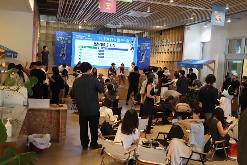 지난 26일 제주소통협력센터에서 열린 제주패스파인더 2026 상반기 성장공유회 ‘Hi, Path: 점프-업’ 현장. 청년들이 직접 만든 요리를 나누는 ‘청춘식당2’와 체험부스, 플리마켓 등이 운영되며 참여자 중심의 네트워킹 장이 마련됐다. /사진=제주패스파인더 제공