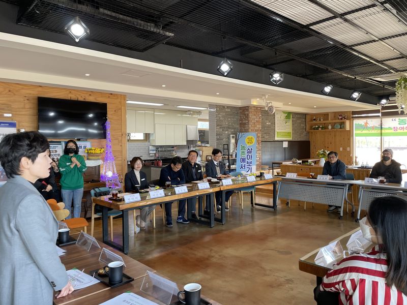 전남도가 5년 만에 귀농·귀어 가구 수 전국 1위를 차지하며 '대한민국 귀농·귀어·귀촌 1번지'라는 위상을 더욱 공고히 했다. 사진은 농촌에서 살아보기 간담회 모습. 전남도 제공