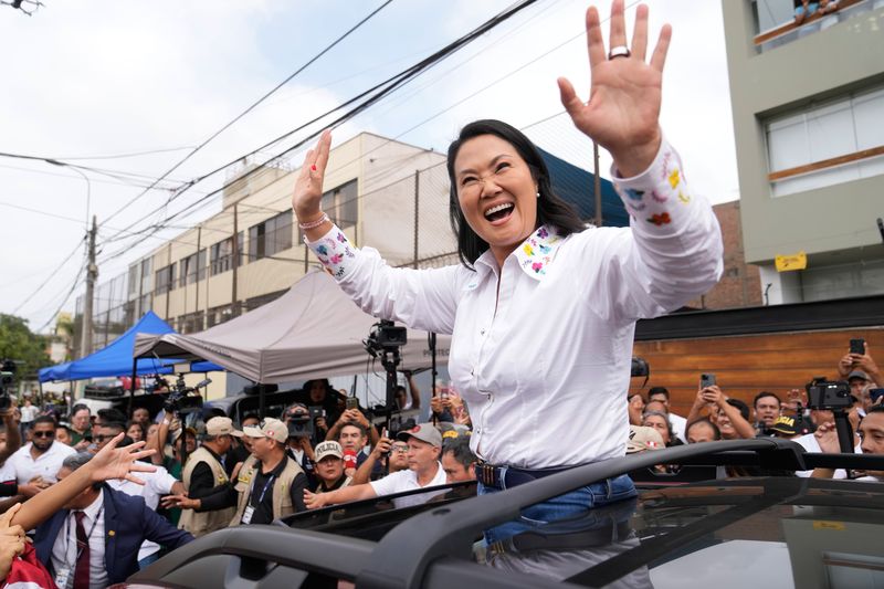 페루 우파 성향의 게이코 후지모리 민중의힘 후보가 네 번째 대권 도전 끝에 승리했다. 지난 6월 29일(현지시간) 페루 선거관리위원회(ONPE)가 발표한 최종 개표 결과에 따르면 후지모리 후보는 50.135%를 득표해, 49.865%를 얻은 좌파 로베르토 산체스 '함께하는 페루' 후보를 0.27%포인트(약 4만9000표) 차이로 제쳤다. 사진은 후지모리 페루 민중의힘당 대통령 후보가 지난 6월7일 페루 리마에서 열린 대선 결선투표에서 투표를 마친 뒤 손을 흔들고 있는 모습. 뉴시스