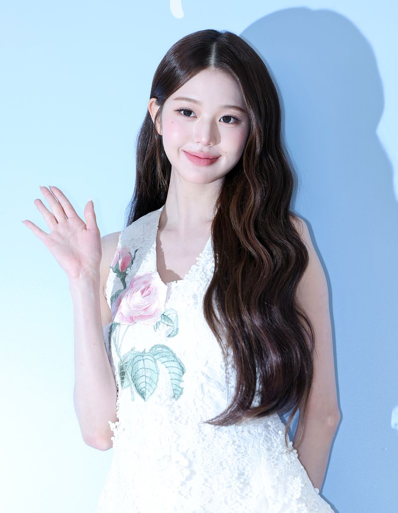 아이브 장원영이 30일 서울 용산구 한남동 닥터엘시아 플래그십 스토어에서 열린 포토행사에 참석해 포즈를 취하고 있다. 뉴스1