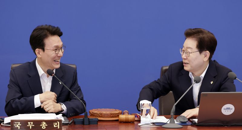 [서울=뉴시스] 최동준 기자 = 이재명 대통령이 30일 청와대에서 열린 국무회의 겸 비상경제점검회의에서 김민석 국무총리와 대화하고 있다. 2026.06.30. photocdj@newsis.com