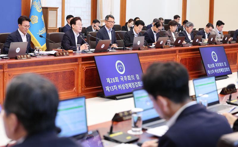 [서울=뉴시스] 최동준 기자 = 이재명 대통령이 30일 청와대에서 열린 국무회의 겸 비상경제점검회의에서 발언하고 있다. 2026.06.30. photocdj@newsis.com