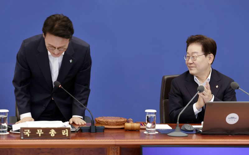 [서울=뉴시스] 최동준 기자 = 이재명 대통령이 30일 청와대에서 열린 국무회의 겸 비상경제점검회의에서 이임을 앞둔 김민석 국무총리에게 박수를 보내고 있다. 2026.06.30. photocdj@newsis.com