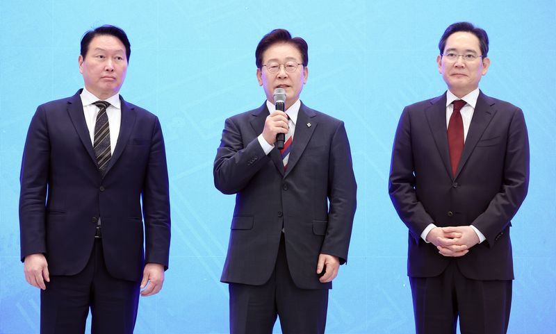 이재명 대통령이 29일 청와대 영빈관에서 열린 대한민국 대도약 3대 메가프로젝트 국민보고회에서 발언하고 있다. 사진 왼쪽부터 최태원 SK그룹 회장, 이 대통령, 이재용 삼성전자 회장. 뉴스1