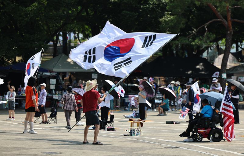 6·3 지방선거 투표용지 부족사태로 인한 '잠실 봉쇄시위'가 26일째를 맞은 30일 서울 송파구 올림픽공원 핸드볼경기장 인근에서 참가자들이 재선거를 요구하는 구호를 외치고 있다. 뉴스1