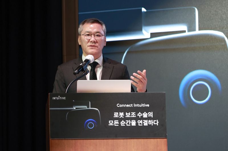 최용범 인튜이티브서지컬코리아 대표가 30일 서울 여의도 페어몬트 앰배서더 서울에서 열린 미디어데이에서 로봇 보조 수술의 비전에 대해 설명하고 있다. 인튜이티브서지컬코리아 제공