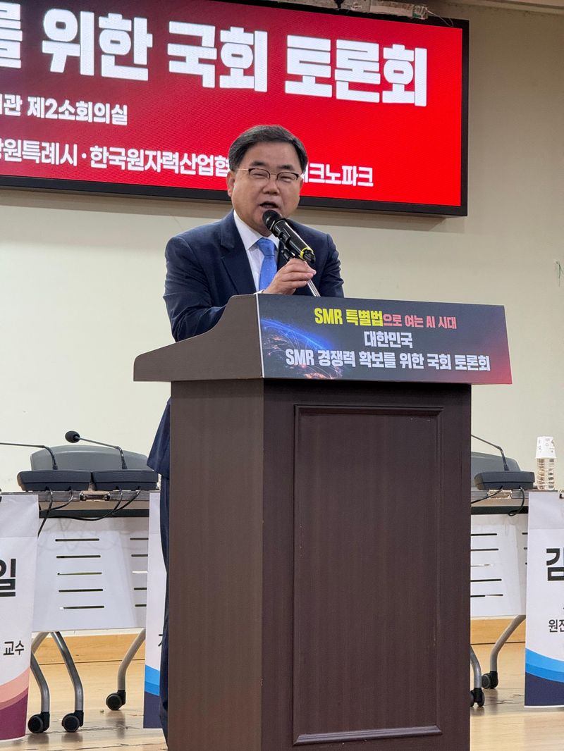 30일 국회의원회관에서 열린 'SMR 특별법으로 여는 AI 시대, 대한민국 SMR 경쟁력 확보를 위한 국회 토론회'에서 허성무 더불어민주당 의원이 발언하고 있다. 사진=강구귀 기자