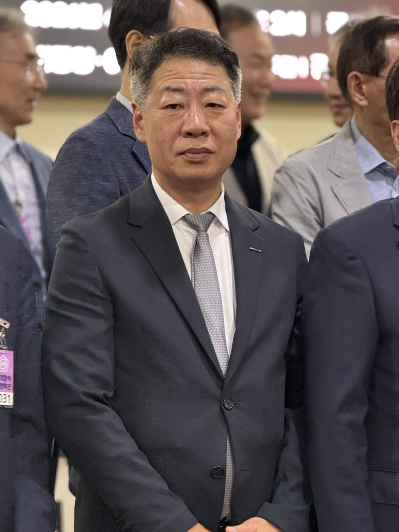 30일 국회의원회관에서 열린 'SMR 특별법으로 여는 AI 시대, 대한민국 SMR 경쟁력 확보를 위한 국회 토론회'에서 유성원 두산에너빌리티 원자력 BG 원자력국내PD 상무가 포즈를 취하고 있다. 사진=강구귀 기자