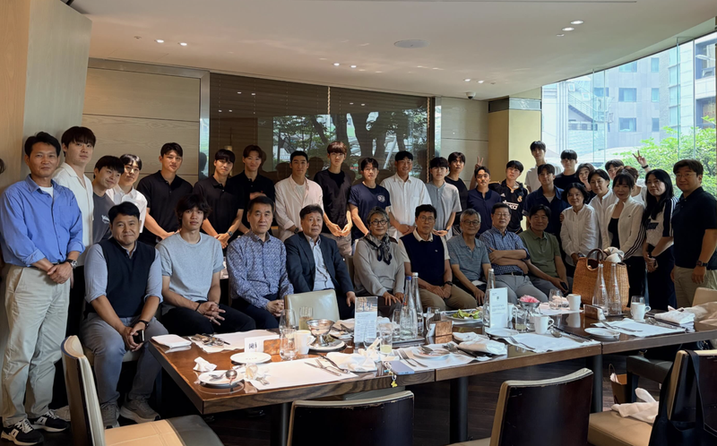 차범근축구교실은 SNS에 서울의 한 호텔에서 직원들과 식사한 사진을 올렸다.사진엔 전 대한축구협회 기술총괄인 이임생 차범근축구교실 이사가 첫 줄에 앉아 있다./사진=차범근축구교실SNS 캡처